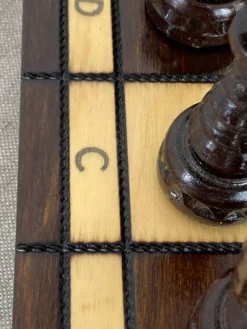 Jeu d’échec avec plateau et pièces en bois