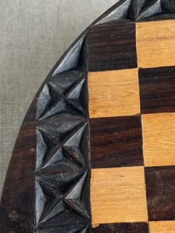 Jeu d’échec en bois sculpté