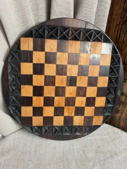 Jeu d’échec en bois sculpté
