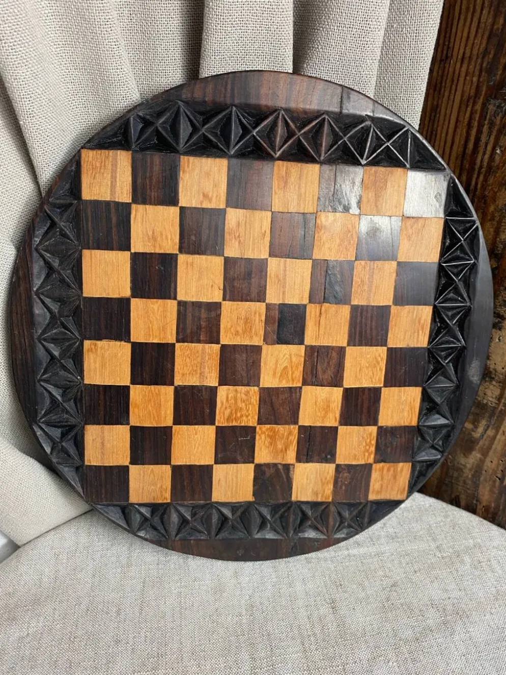 Jeu d’échec en bois sculpté