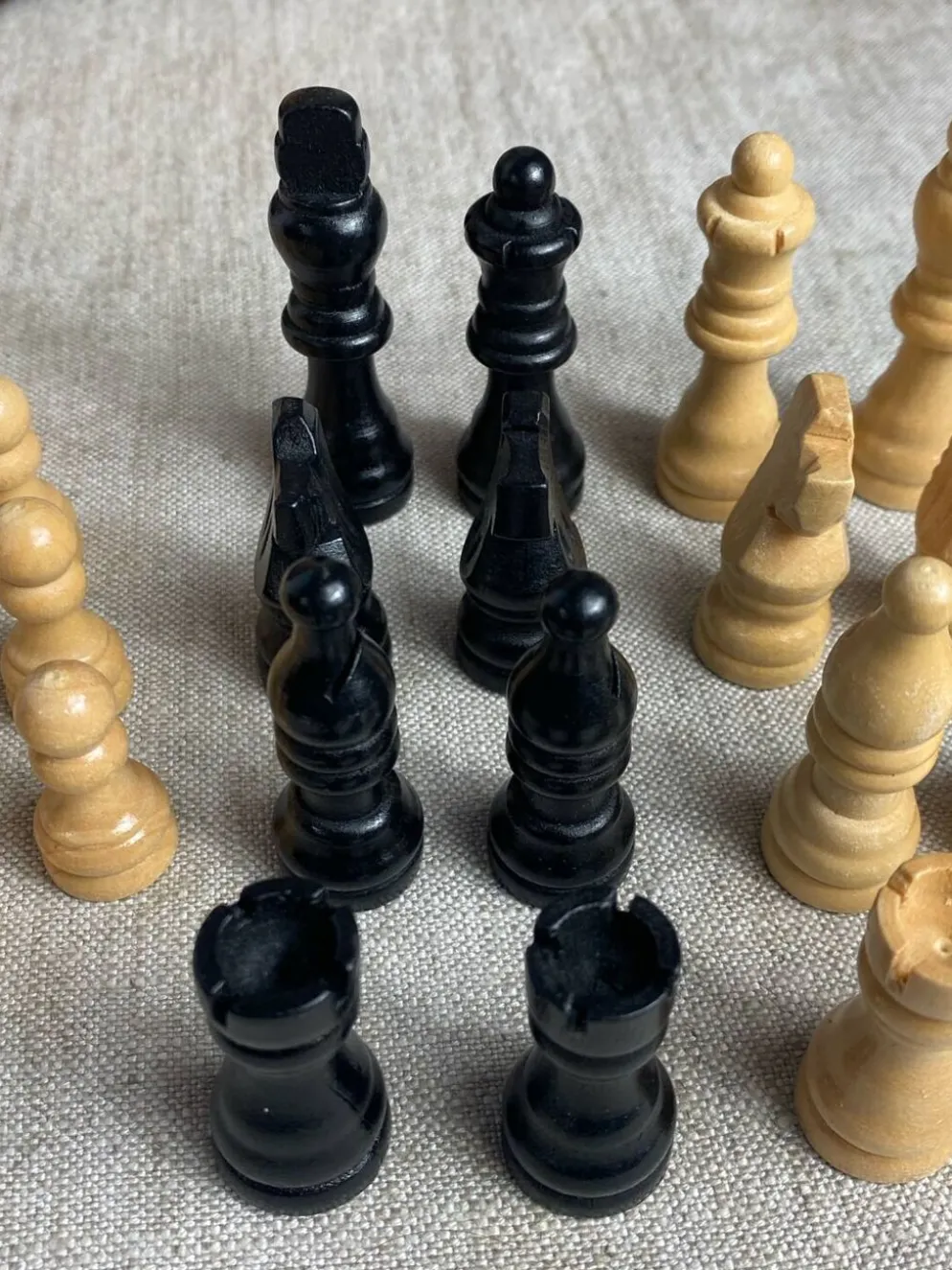 Jeu d’échec en bois sculpté