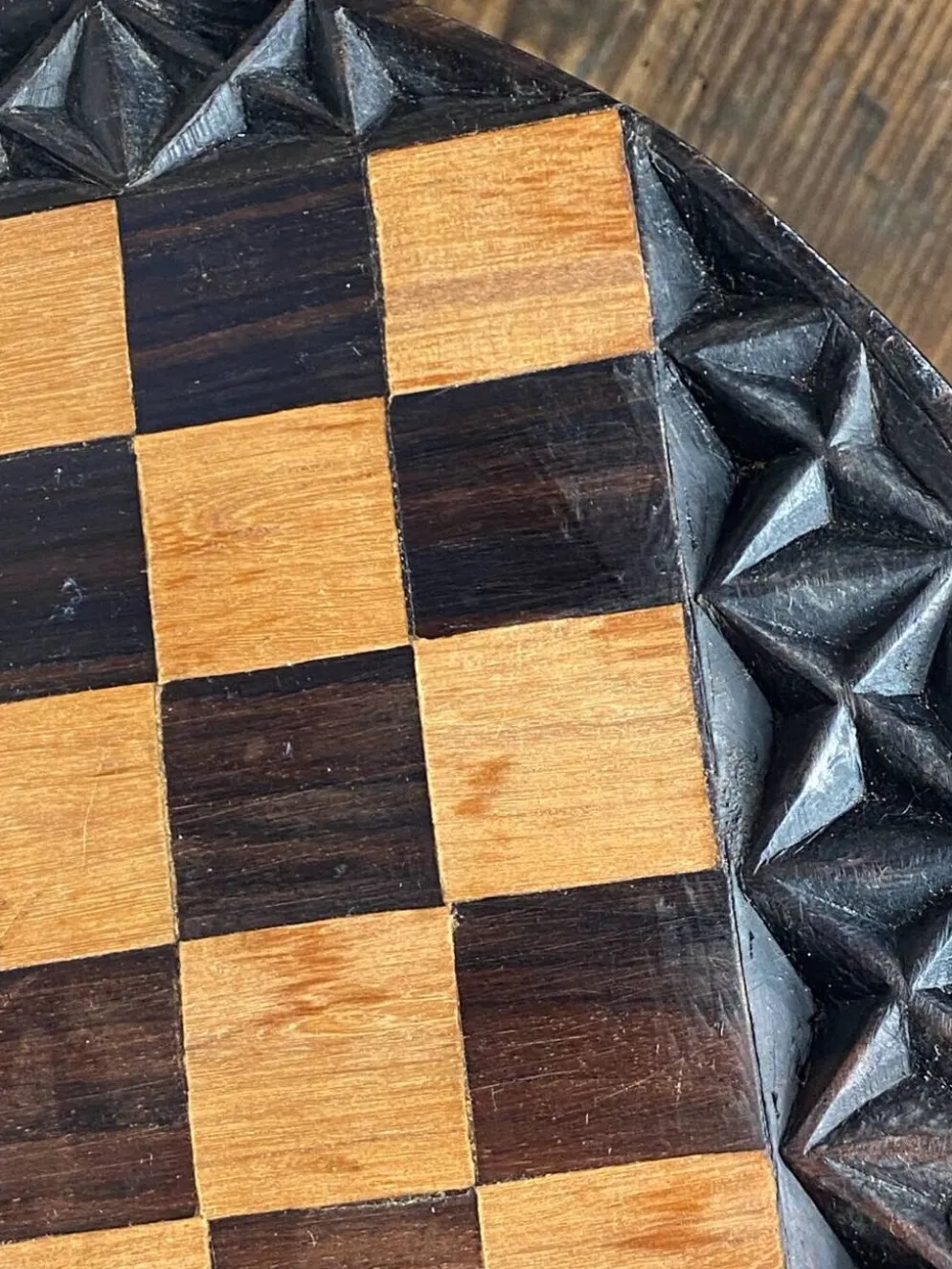 Jeu d’échec en bois sculpté