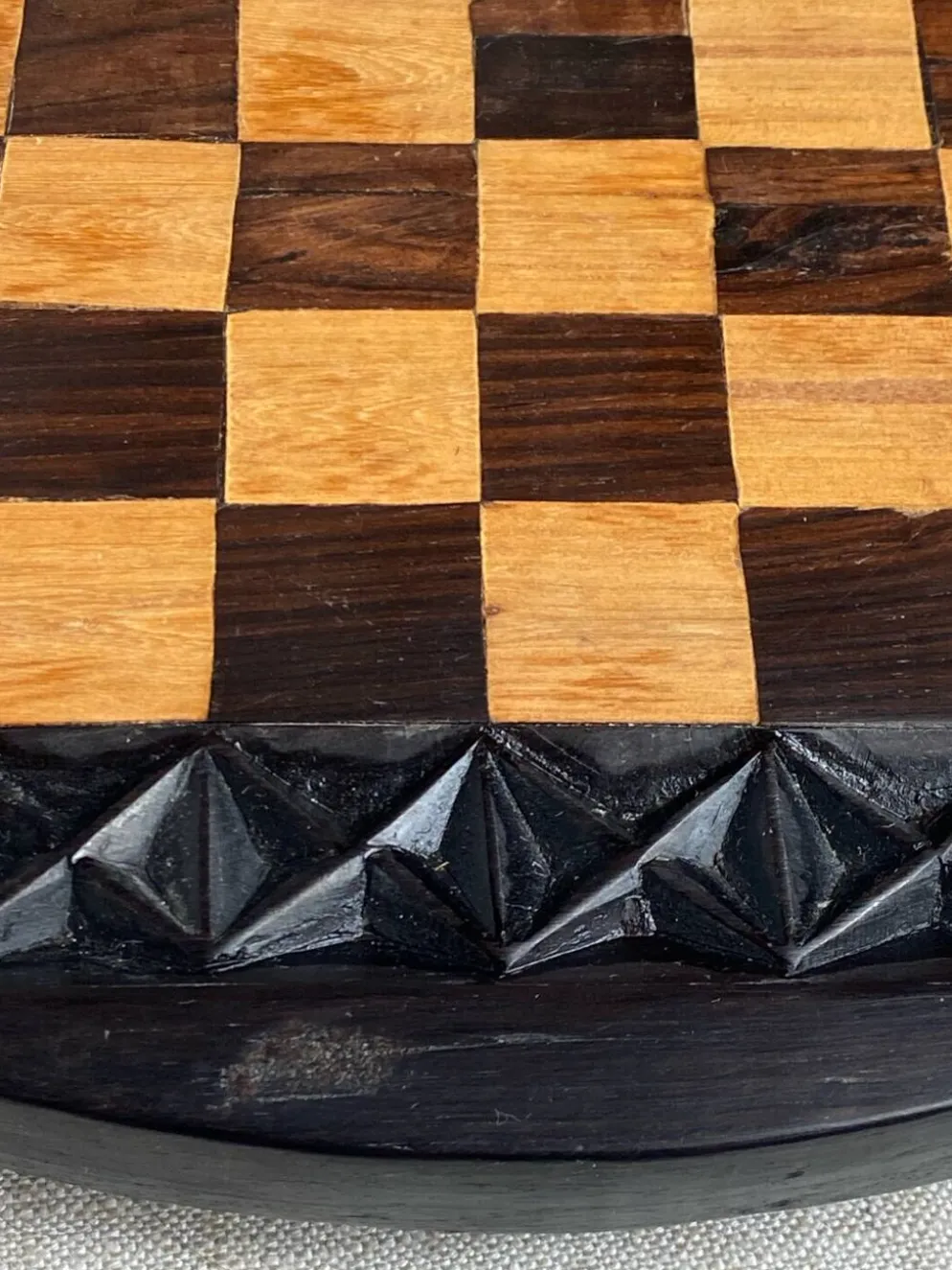 Jeu d’échec en bois sculpté