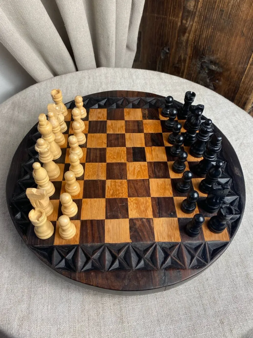 Jeu d’échec en bois sculpté