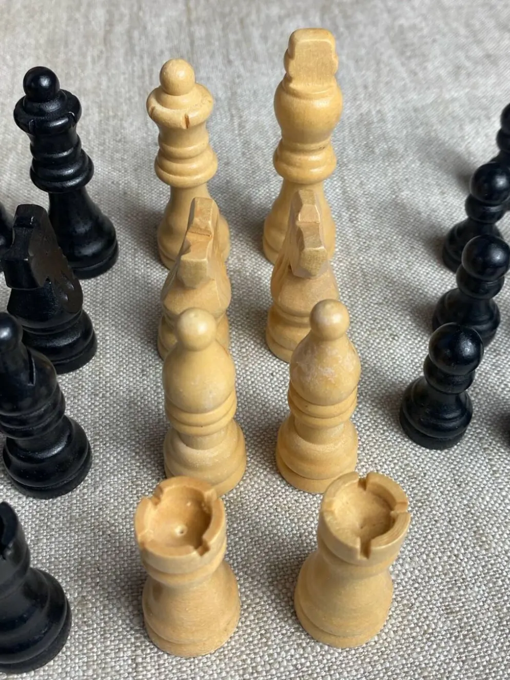 Jeu d’échec en bois sculpté