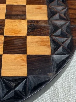 Jeu d’échec en bois sculpté