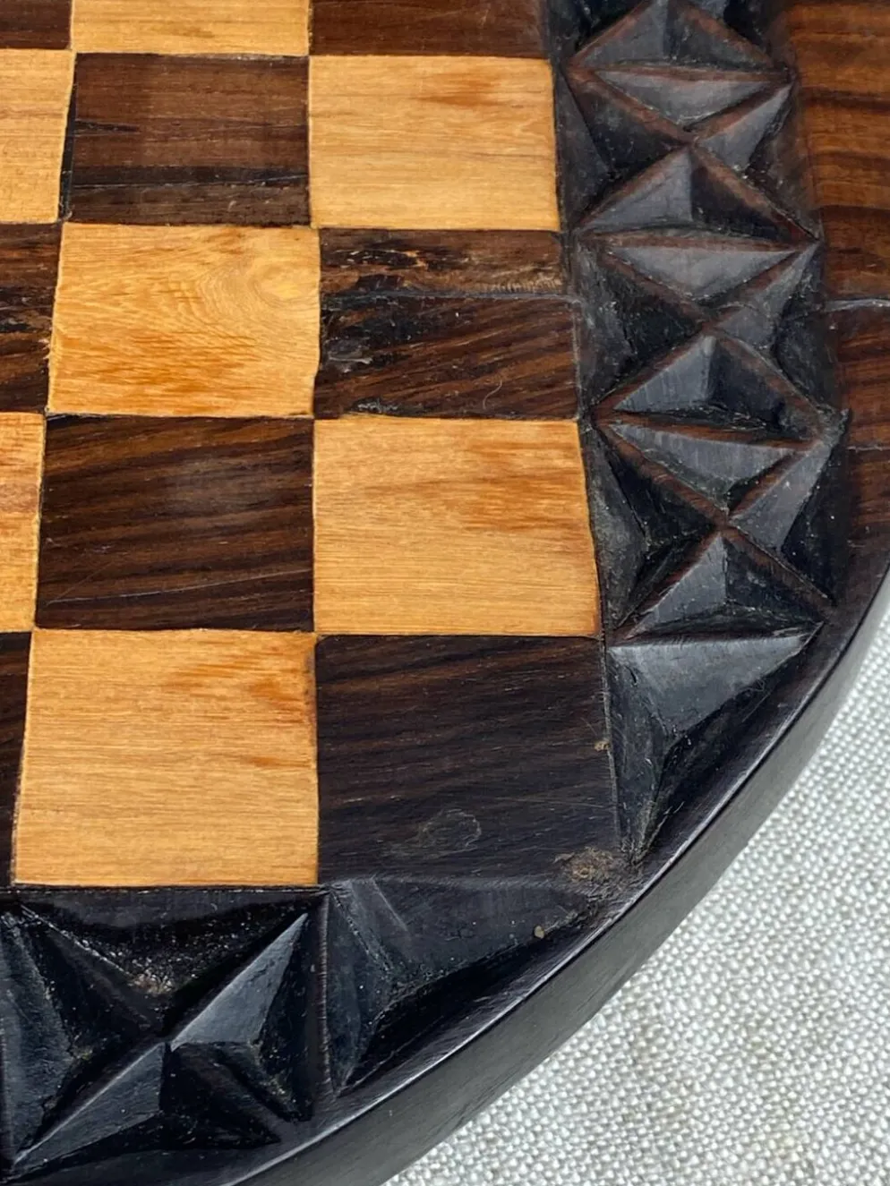 Jeu d’échec en bois sculpté