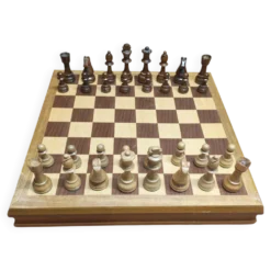 Jeu d'échecs en bois noble vintage