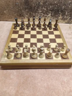 Jeu d'échecs en bois noble vintage