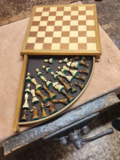 Jeu d'échecs en bois noble vintage