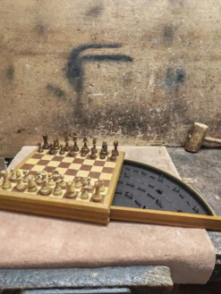 Jeu d'échecs en bois noble vintage