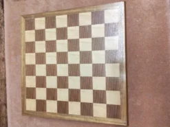 Jeu d'échecs en bois noble vintage