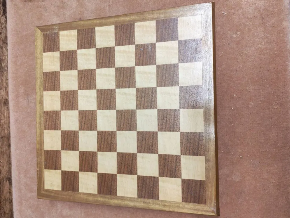Jeu d'échecs en bois noble vintage