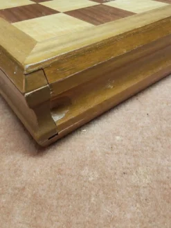 Jeu d'échecs en bois noble vintage