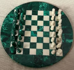 Jeu d'échecs en malachite.