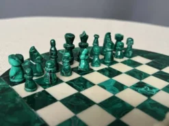 Jeu d'échecs en malachite.