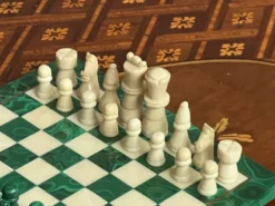 Jeu d'échecs en malachite fait main.