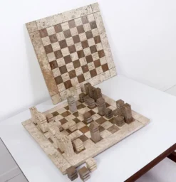 Jeu d'échecs moderniste en travertin bicolore, Italie, années 1970