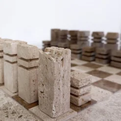 Jeu d'échecs moderniste en travertin bicolore, Italie, années 1970