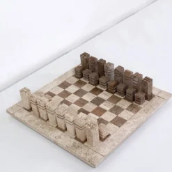 Jeu d'échecs moderniste en travertin bicolore, Italie, années 1970