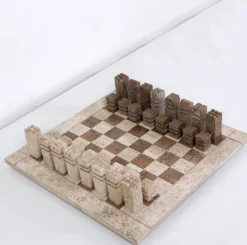 Jeu d'échecs moderniste en travertin bicolore, Italie, années 1970