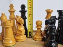 Jeu d’échecs Staunton en bois laqué – Roi 10 cm – El Corte Inglés