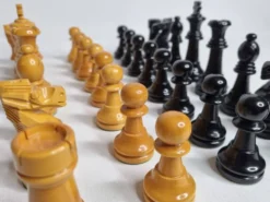 Jeu d’échecs Staunton en bois laqué – Roi 10 cm – El Corte Inglés
