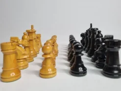Jeu d’échecs Staunton en bois laqué – Roi 10 cm – El Corte Inglés