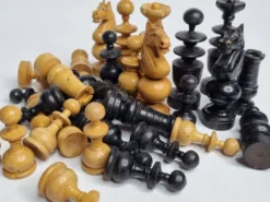 Jeu d’échecs vintage en bois sculpté à la main, années 1930, hauteur du roi 8 cm
