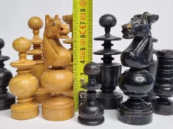 Jeu d’échecs vintage en bois sculpté à la main, années 1930, hauteur du roi 8 cm