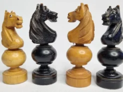 Jeu d’échecs vintage en bois sculpté à la main, années 1930, hauteur du roi 8 cm