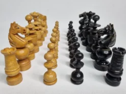 Jeu d’échecs vintage en bois sculpté à la main, années 1930, hauteur du roi 8 cm