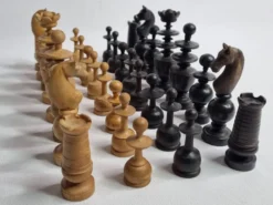 Jeu d’échecs vintage fin XIXe - début XXe siècle en bois tourné sculpté, 9 cm