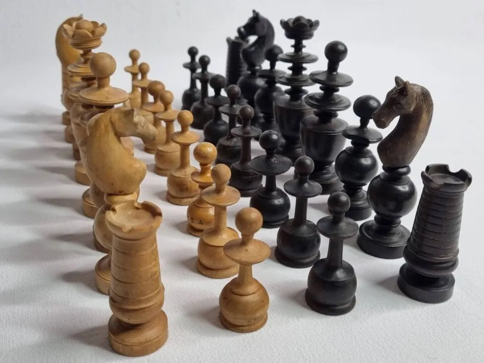 Jeu d’échecs vintage fin XIXe - début XXe siècle en bois tourné sculpté, 9 cm