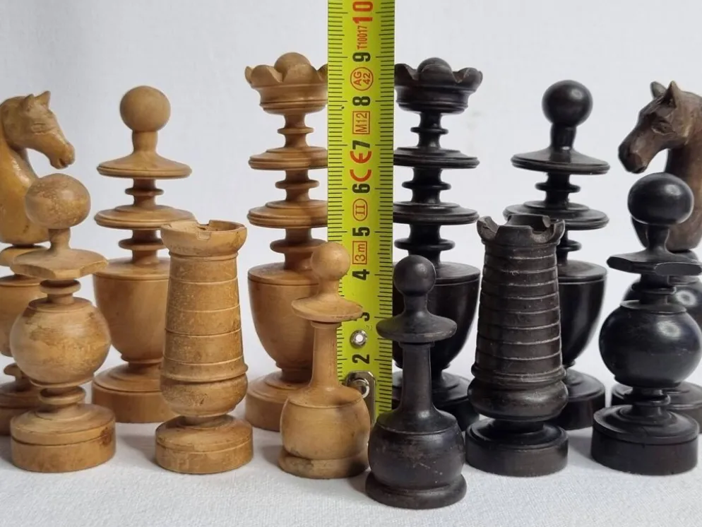 Jeu d’échecs vintage fin XIXe - début XXe siècle en bois tourné sculpté, 9 cm