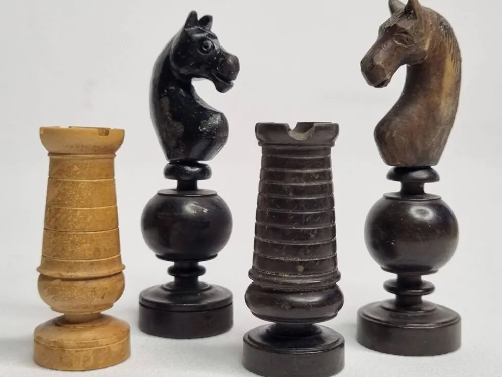 Jeu d’échecs vintage fin XIXe - début XXe siècle en bois tourné sculpté, 9 cm