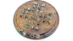 Jeu de solitaire vintage en bois avec billes en résine et insectes – Madaga