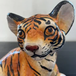 Jeune tigre ancien peint à la main