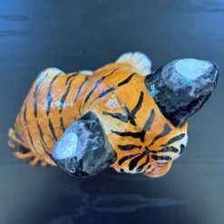 Jeune tigre ancien peint à la main