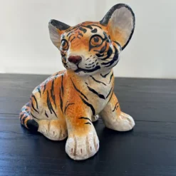 Jeune tigre ancien peint à la main