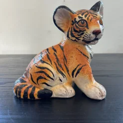 Jeune tigre ancien peint à la main