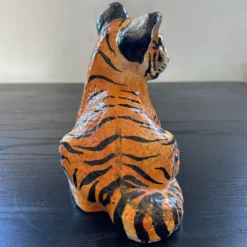 Jeune tigre ancien peint à la main