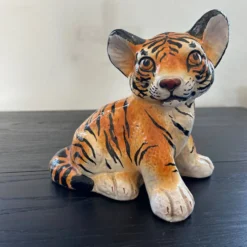 Jeune tigre ancien peint à la main