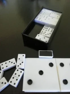 Jeux complet de Dominos Miniatures En Boîte Noir Et Blanc.