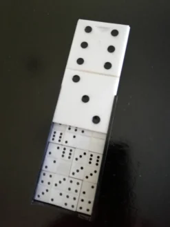 Jeux complet de Dominos Miniatures En Boîte Noir Et Blanc.