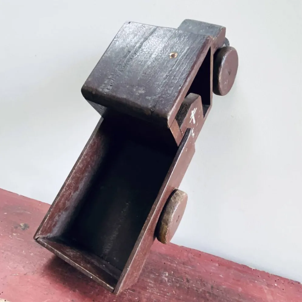Jouet camion en bois