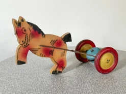Jouet à tirer ancien, attelage cheval et grelot, jouet musical