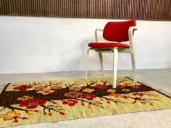 Kilim polonais ou tapis mural avec motif d'arbre et de fleurs de Cepelia, années 1960.