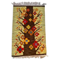 Kilim polonais ou tapis mural avec motif d'arbre et de fleurs de Cepelia, années 1960.