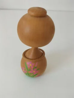 Kokeshi japonaise vintage Ōkura – anneau mobile